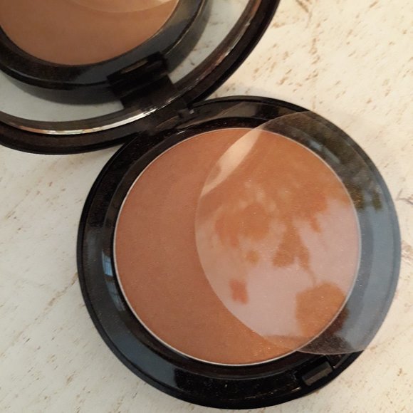 Bobbie Brown Bronzing Powder - Picture 3 of 5